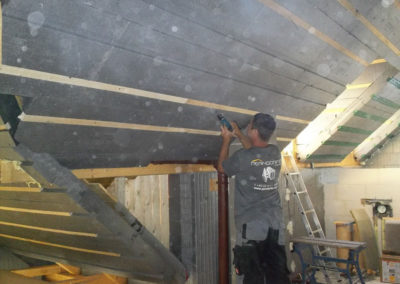 Anbringen von 3Dpanel Dachdämmplatten durch Perndorfer-Mitarbeiter